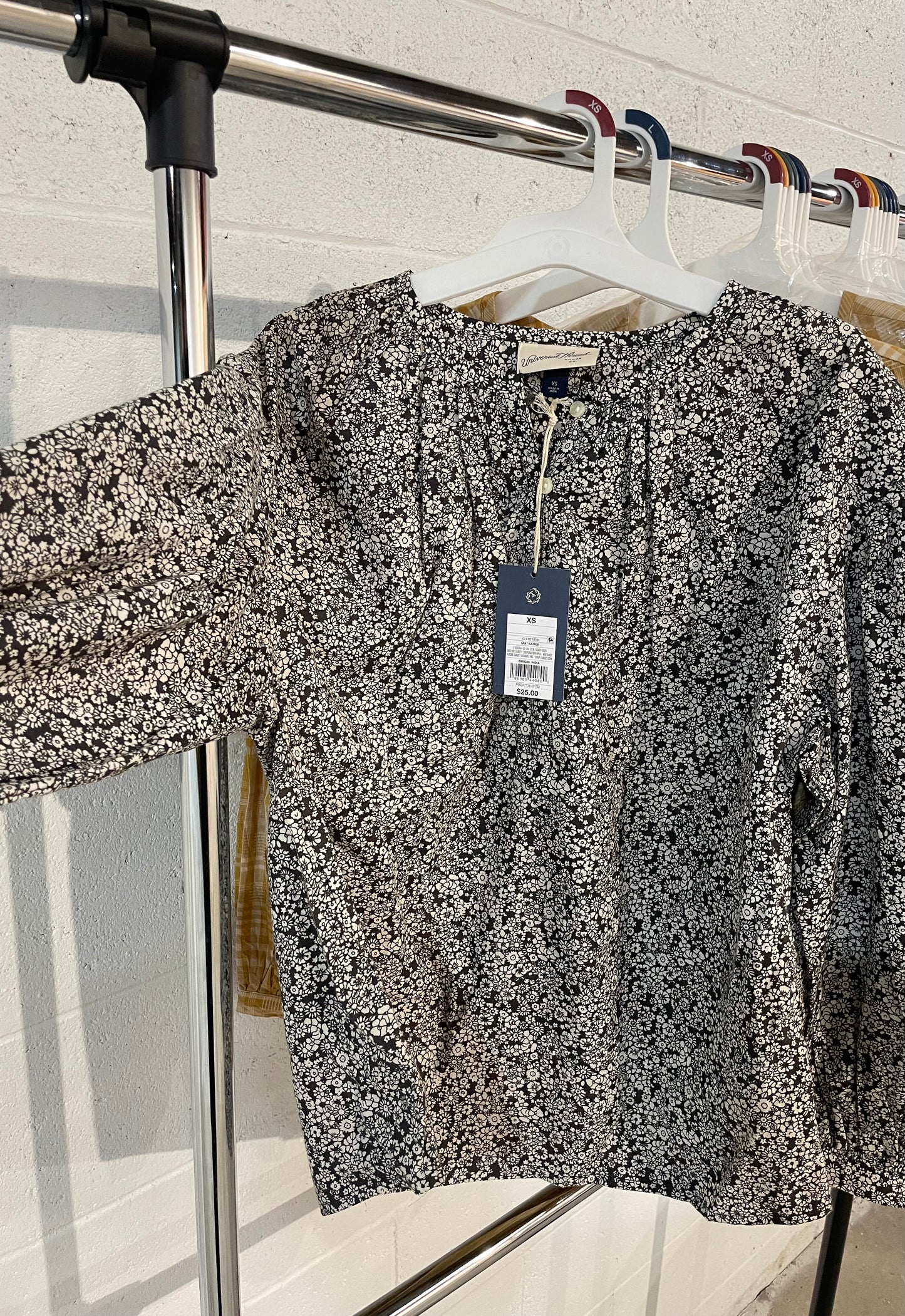NEW (8)ct. Universal Threads Women’s Blouse Casepack