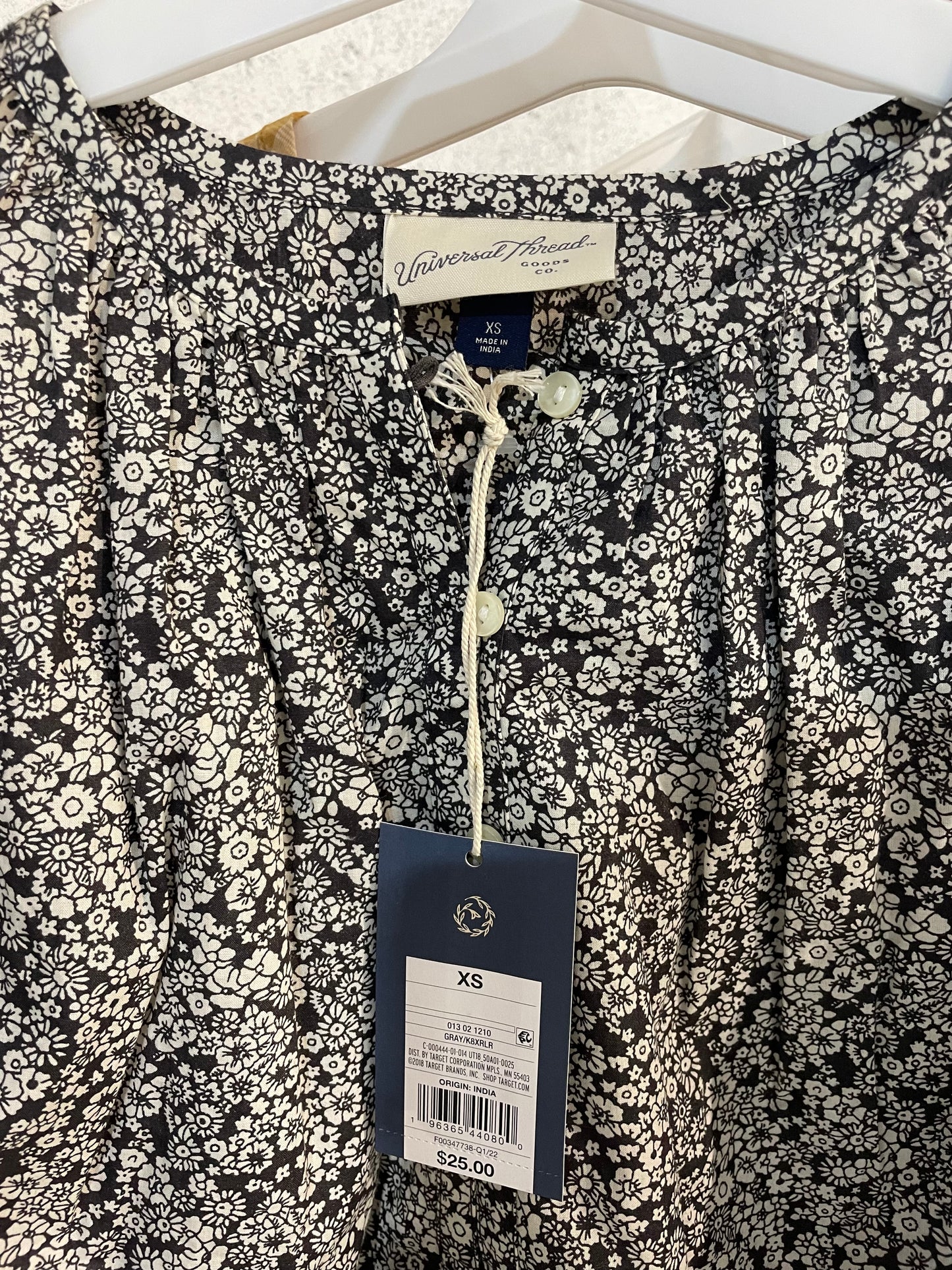 NEW (8)ct. Universal Threads Women’s Blouse Casepack